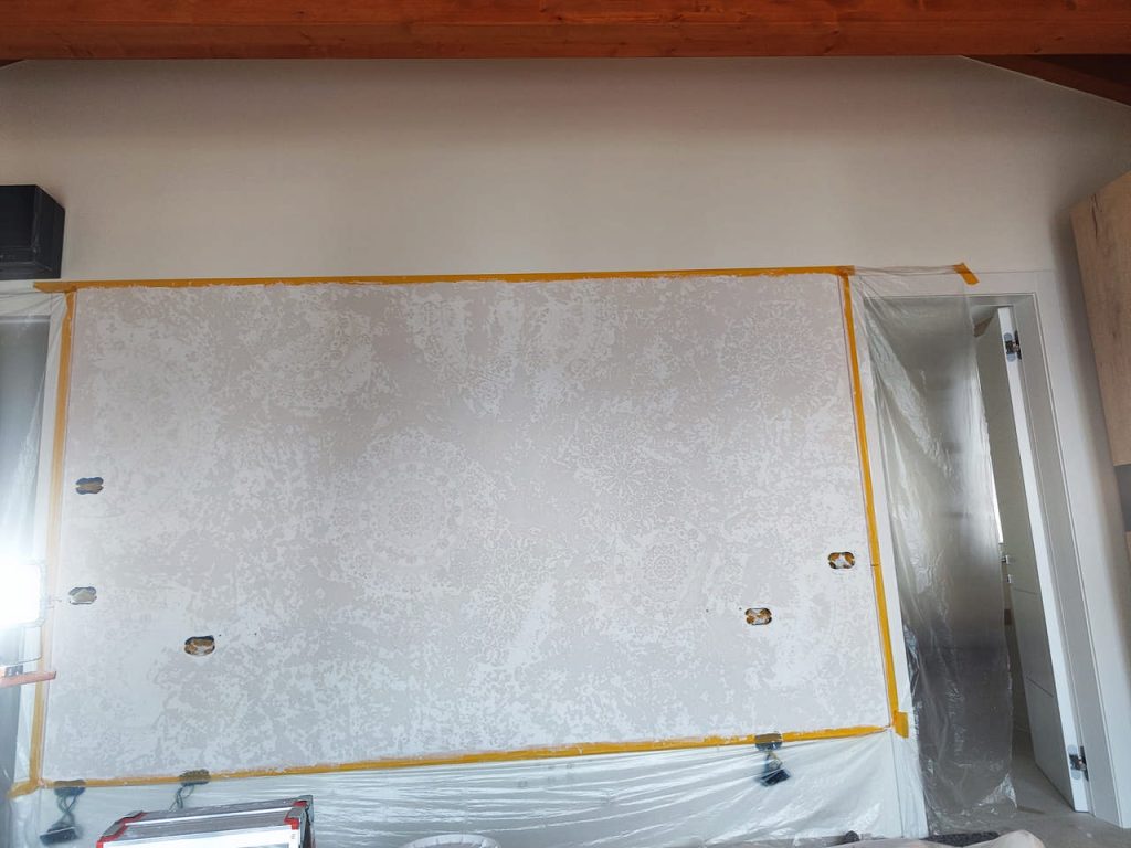 Camera-da-letto-muro-invecchiato-con-stensil-Prima-1