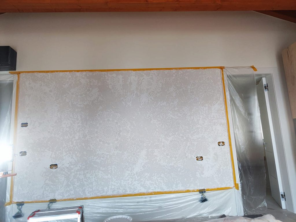 Camera-da-letto-muro-invecchiato-con-stensil-Prima-3