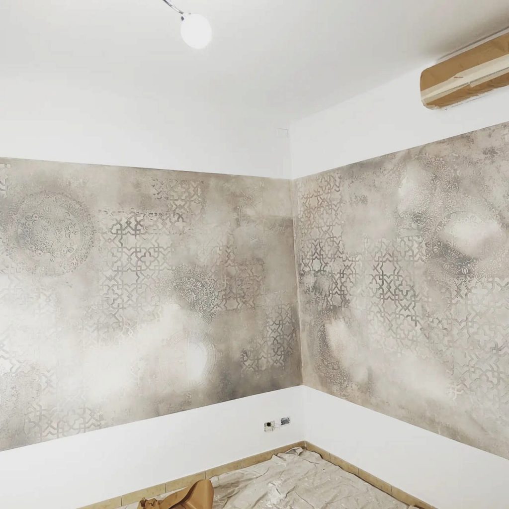 Soggiorno-muro-con-stensil-Dopo-4