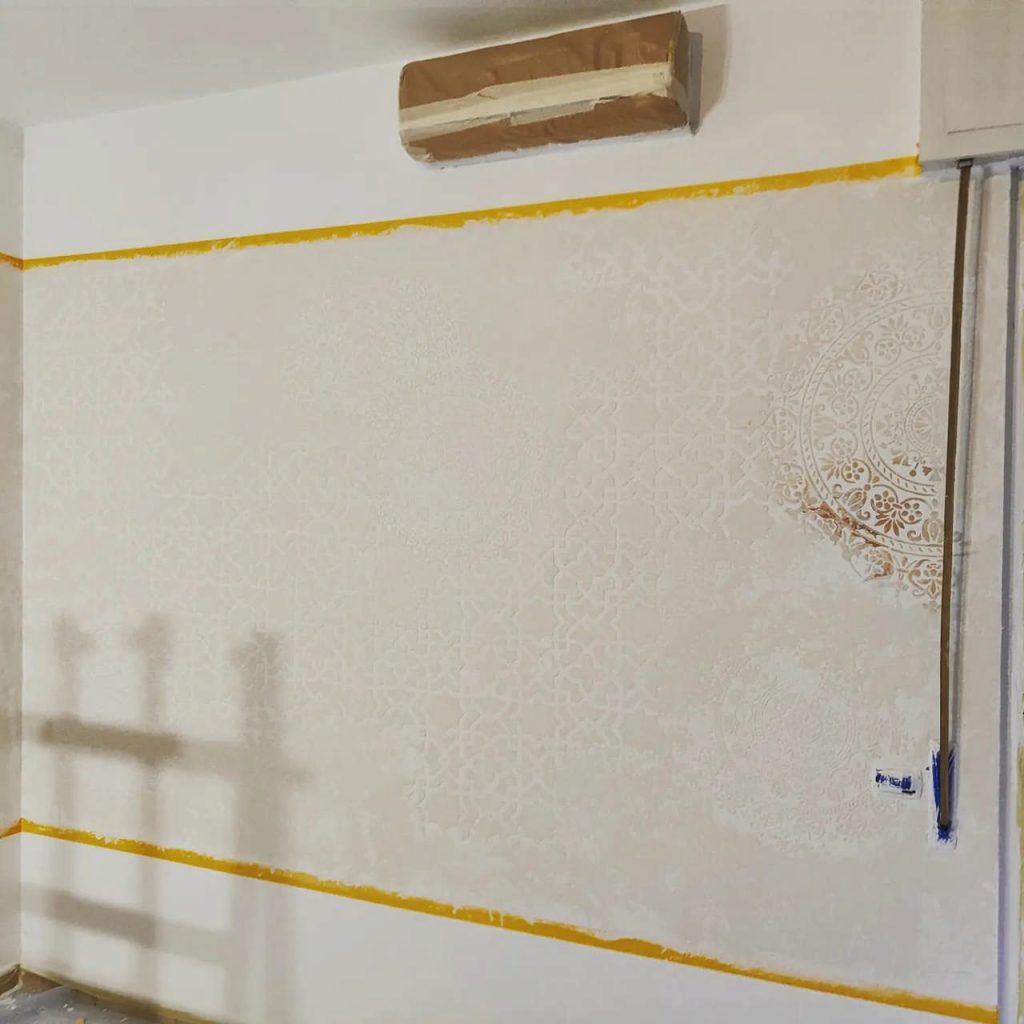 Soggiorno-muro-con-stensil-Prima-1