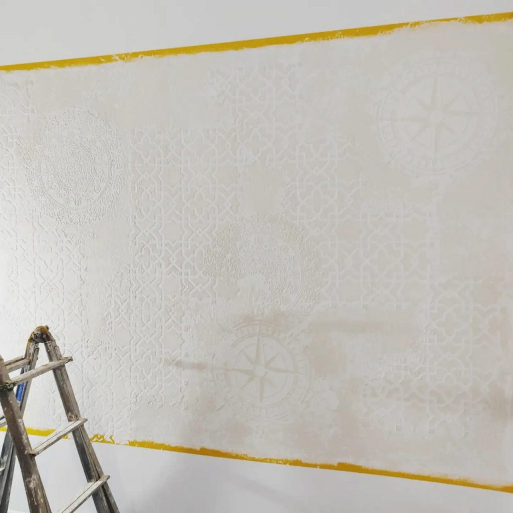 Soggiorno-muro-con-stensil-Prima-2