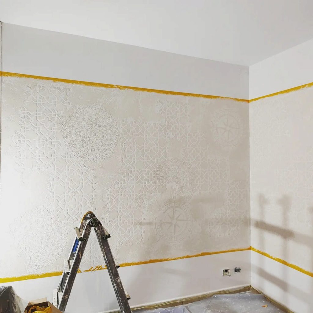 Soggiorno-muro-con-stensil-Prima-3